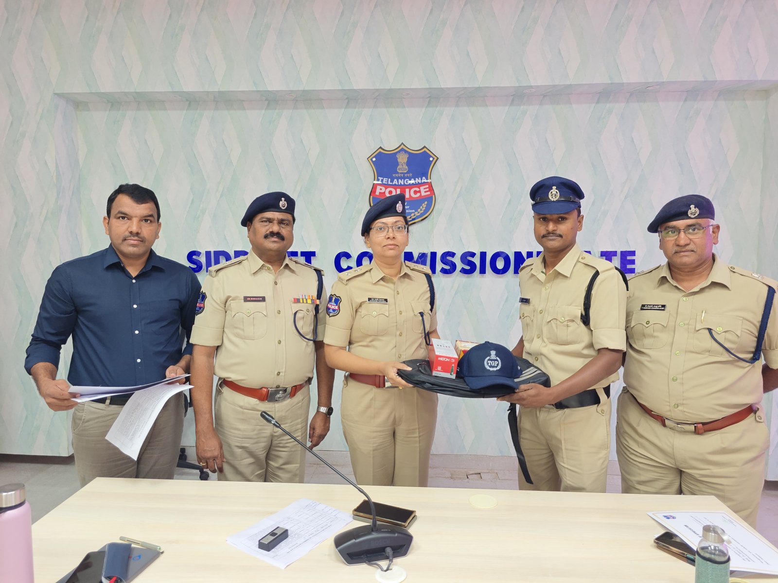 విధి నిర్వహణలో అప్రమత్తతకు సీపీ ప్రశంసలు 