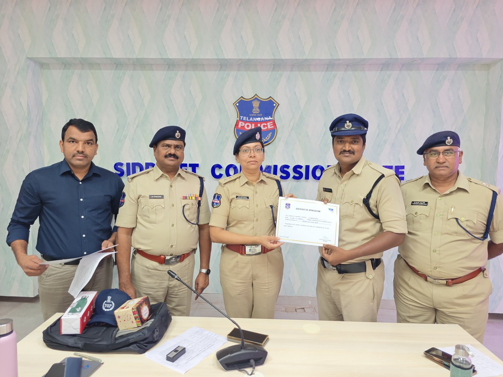 విధి నిర్వహణలో అప్రమత్తతకు సీపీ ప్రశంసలు  - Additional Image