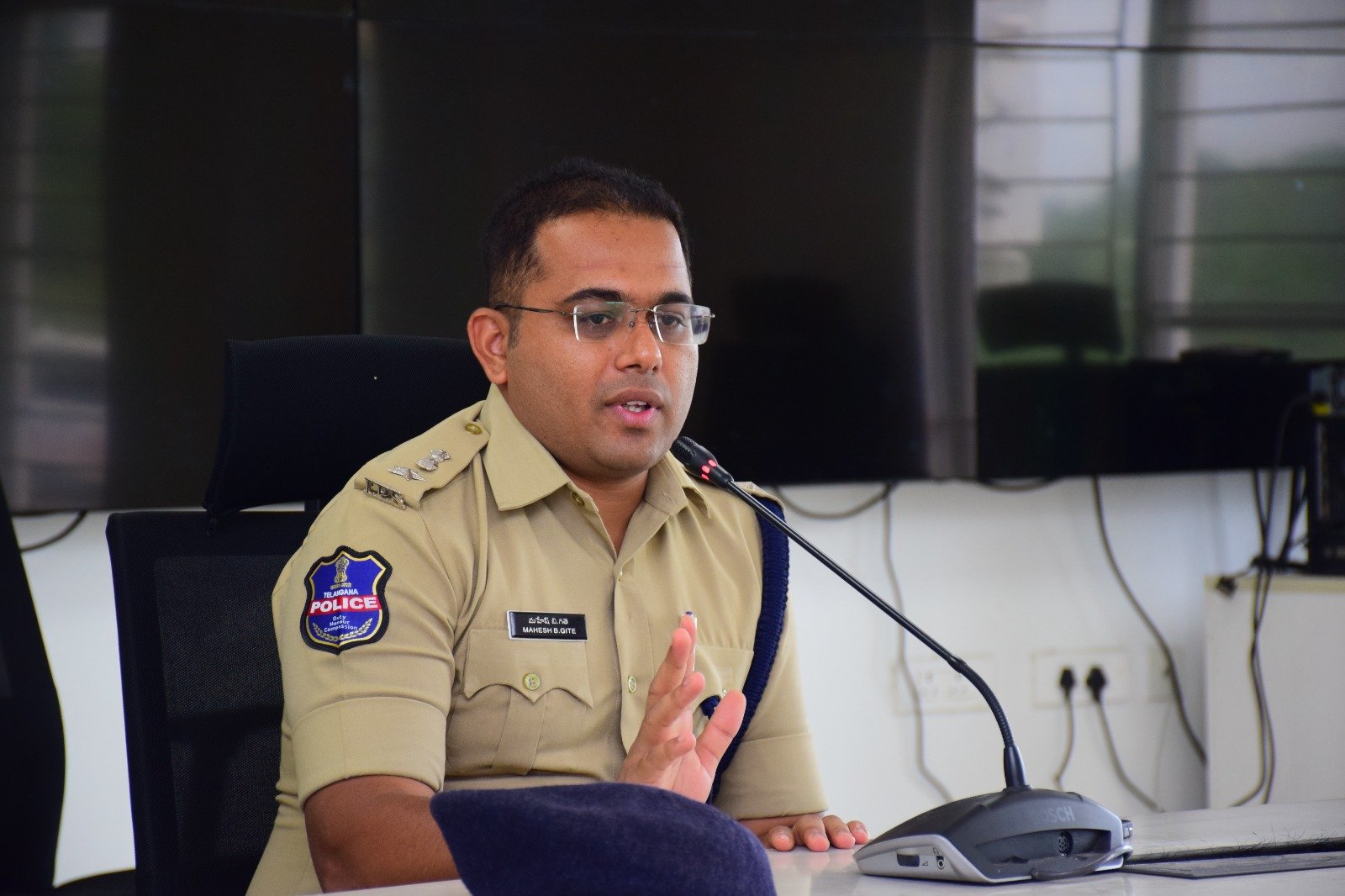 సెకండ్ హ్యాండ్ మొబైల్ కొనుగోళ్లలో అప్రమత్తంగా ఉండాలి.ఎస్పీ మహేష్. బి. గితే 