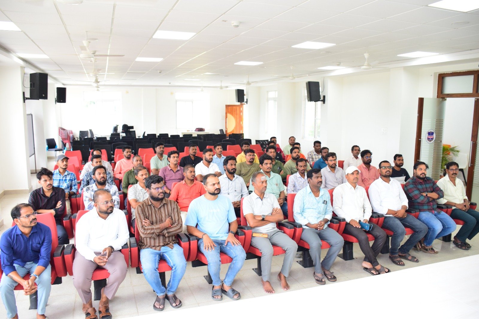 సెకండ్ హ్యాండ్ మొబైల్ కొనుగోళ్లలో అప్రమత్తంగా ఉండాలి.ఎస్పీ మహేష్. బి. గితే  - Additional Image