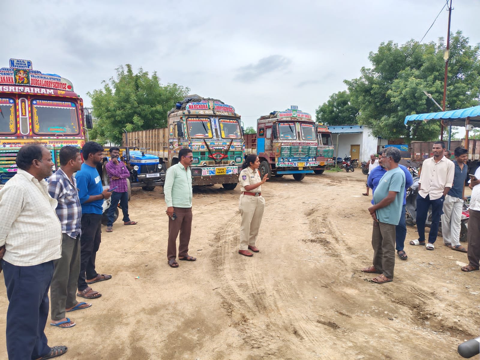 రోడ్డుపై లారీలు పార్కింగ్ చేయొద్దు : చేర్యాల ఎస్ ఐ అపూర్వ రెడ్డి 