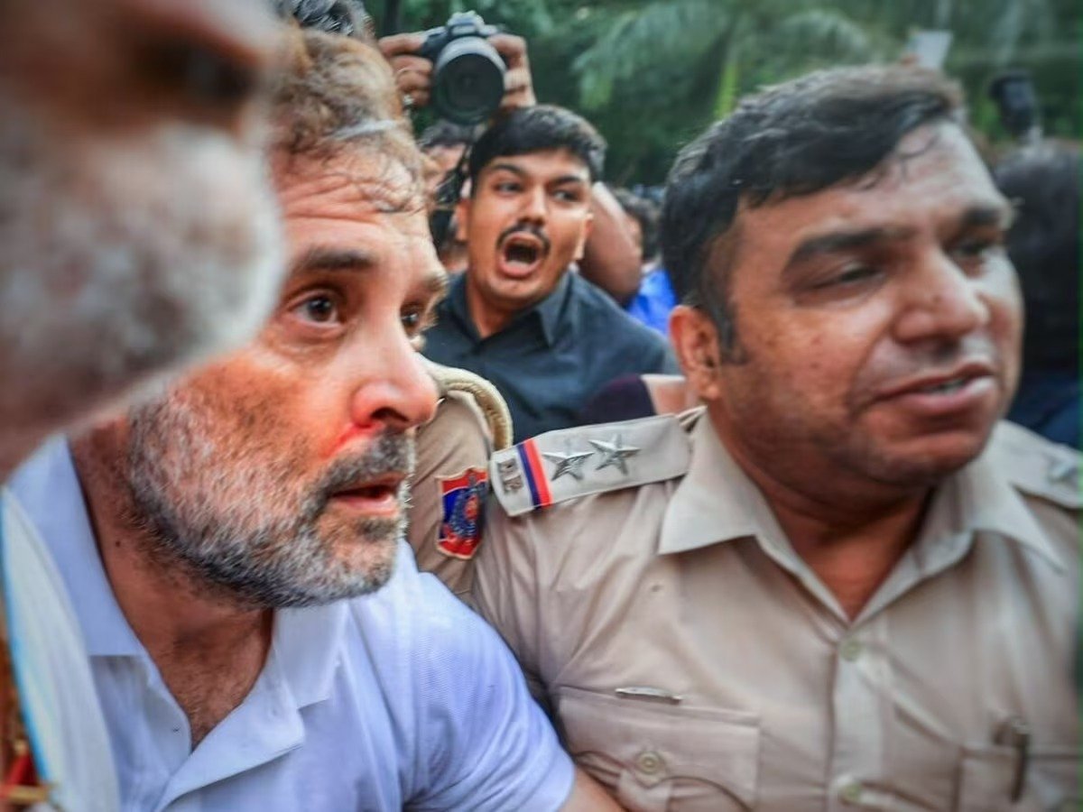 ఢిల్లీ లో ఉద్రిక్త పరిస్థితులు,పోలీస్ స్టేషన్ కు సోనియా గాంధీ  - Additional Image