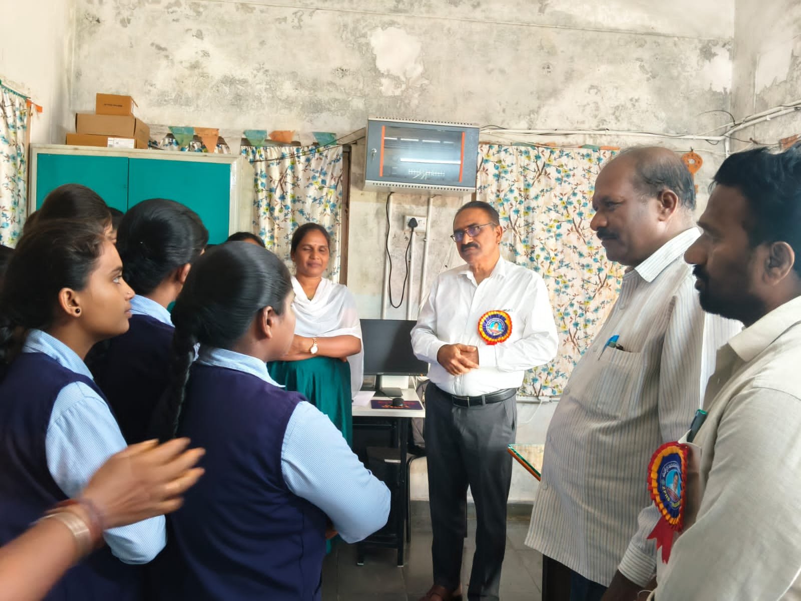 మద్దూర్ మోడల్ స్కూల్ హాస్టల్ లో DEO రమేష్ ఆకస్మిక తనిఖీ 