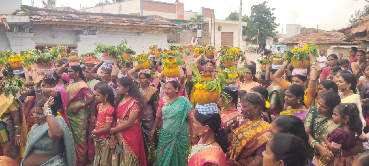 * పోచమ్మ తల్లి దీవెనలతో సుఖ సంతోషాలతో ప్రజలు చల్లగా ఉండాలి  *సర్పంచ్ బొల్లం. భాగ్యలక్ష్మి