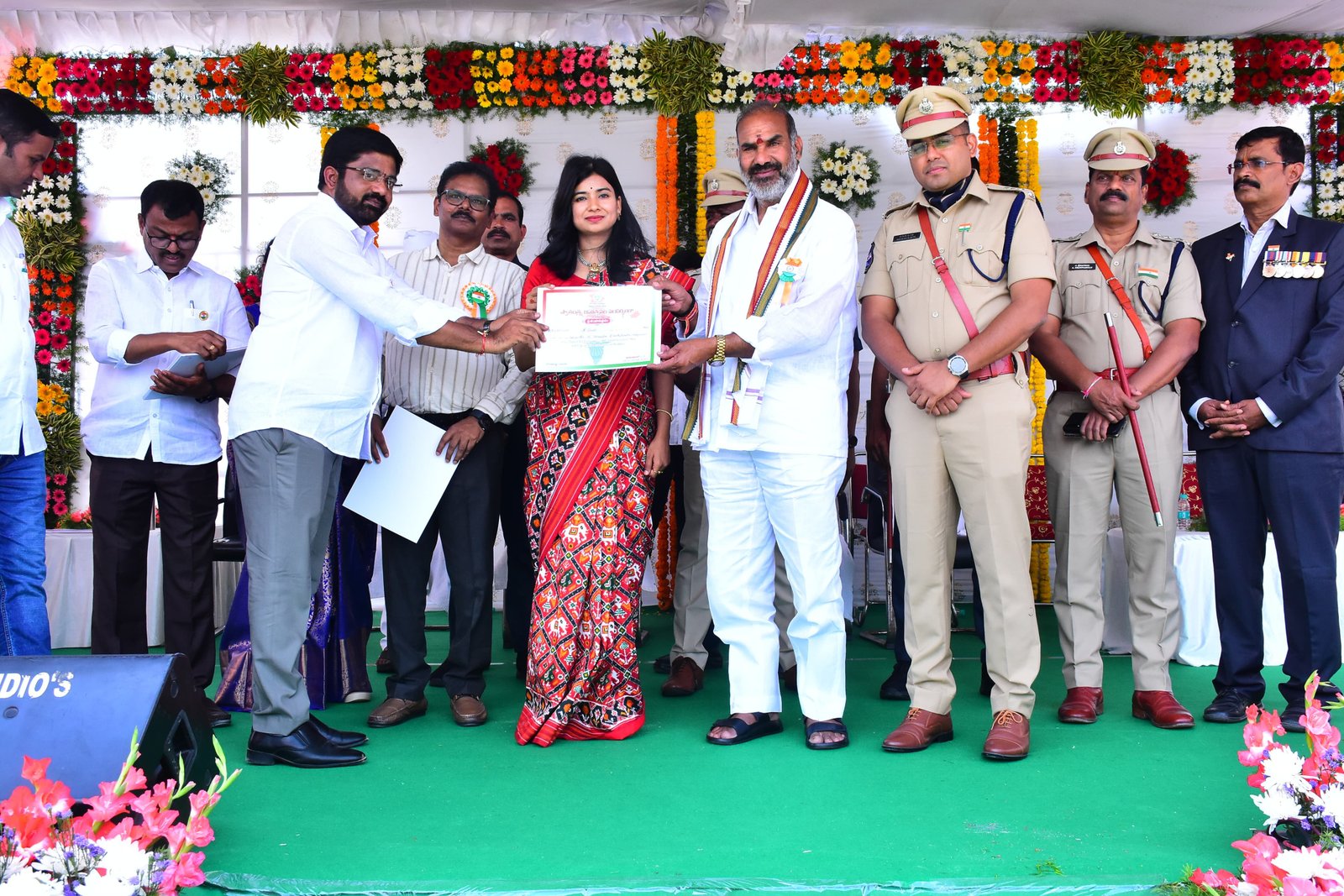 ఇల్లంతకుంట తహసీల్దార్ సురేష్‌కు ప్రశంసాపత్రం 