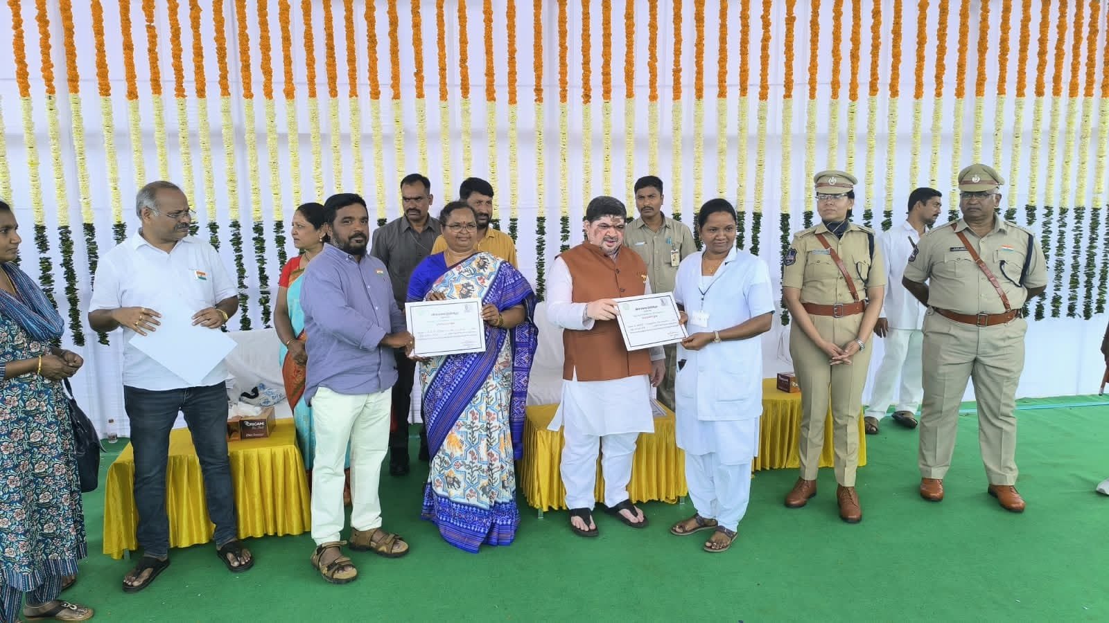 ​చేర్యాల సీహెచ్‌సీ సూపరింటెండెంట్‌ డా. దేవేందర్‌కు ప్రశంసా పురస్కారం! - Additional Image
