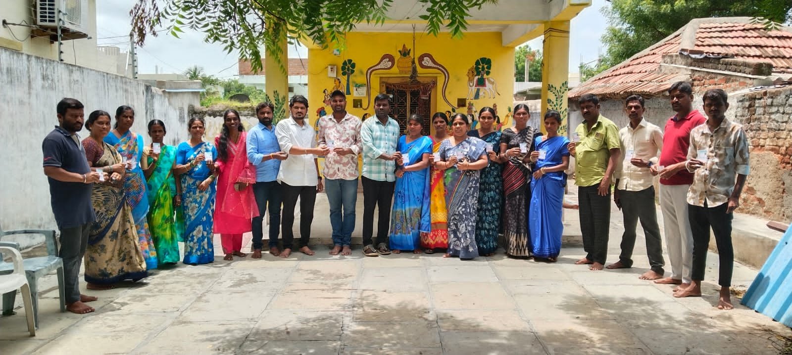 భవన నిర్మాణ కార్మికులకు లేబర్ కార్డుల పంపిణీ