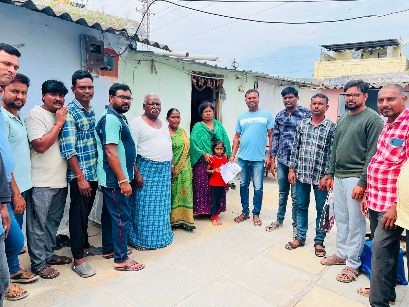 స్నేహానికి నిలువెత్తు నిదర్శనం: దివంగత మిత్రుడి కుటుంబానికి బాసటగా నిలిచిన 2000-01బ్యాచ్ విద్యార్థులు 