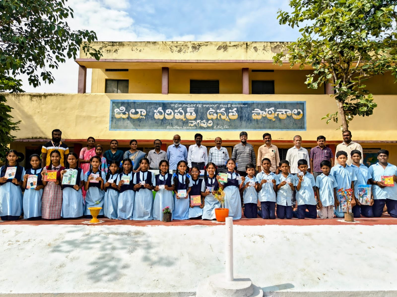 పుట్టినరోజు సందర్భంగా మొక్కలు నాటి బహుమతులు అందించిన అందె విజయ్ 