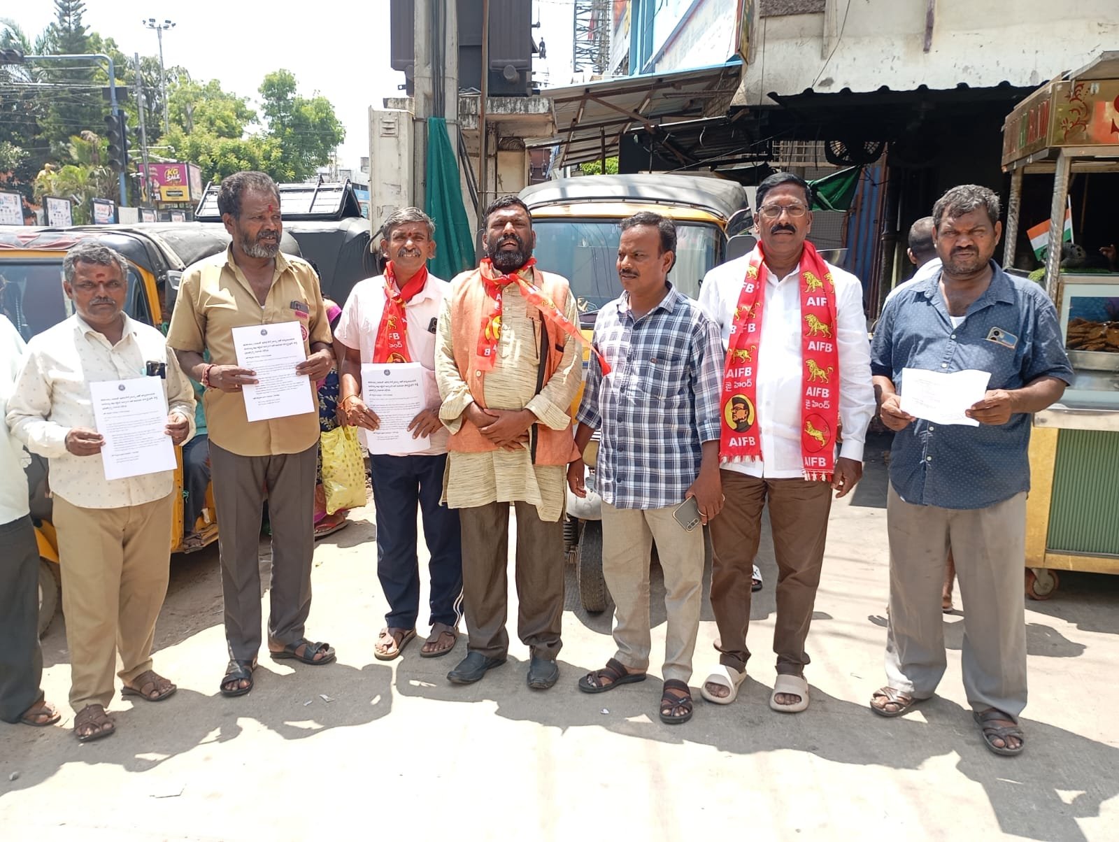 ఆటో కార్మికులకు ఇందిరమ్మ ఇల్లు కేటాయించాలి : అందె బీరన్న డిమాండ్