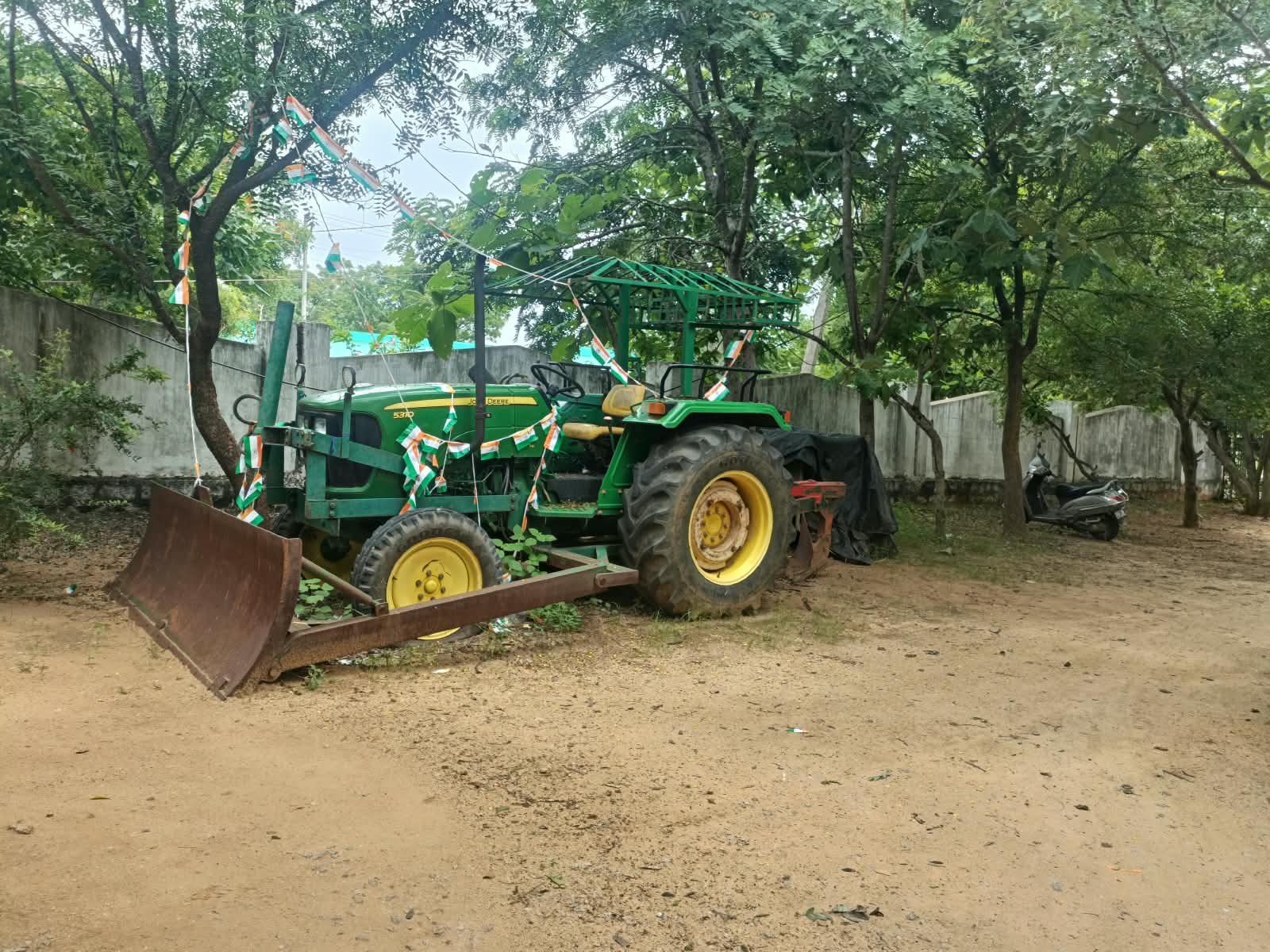 మహిళా మండలి కొనుగోలు చేసిన ట్రాక్టర్ నిరుపయోగం! 