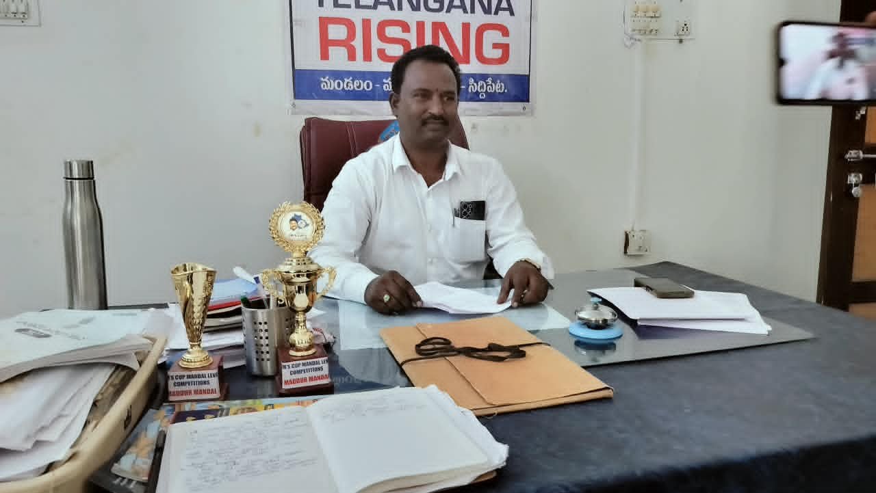 మద్దూర్ నూతన ఎంపీడీవో గా శ్రీనివాస్ బాధ్యతల స్వీకరణ - Additional Image