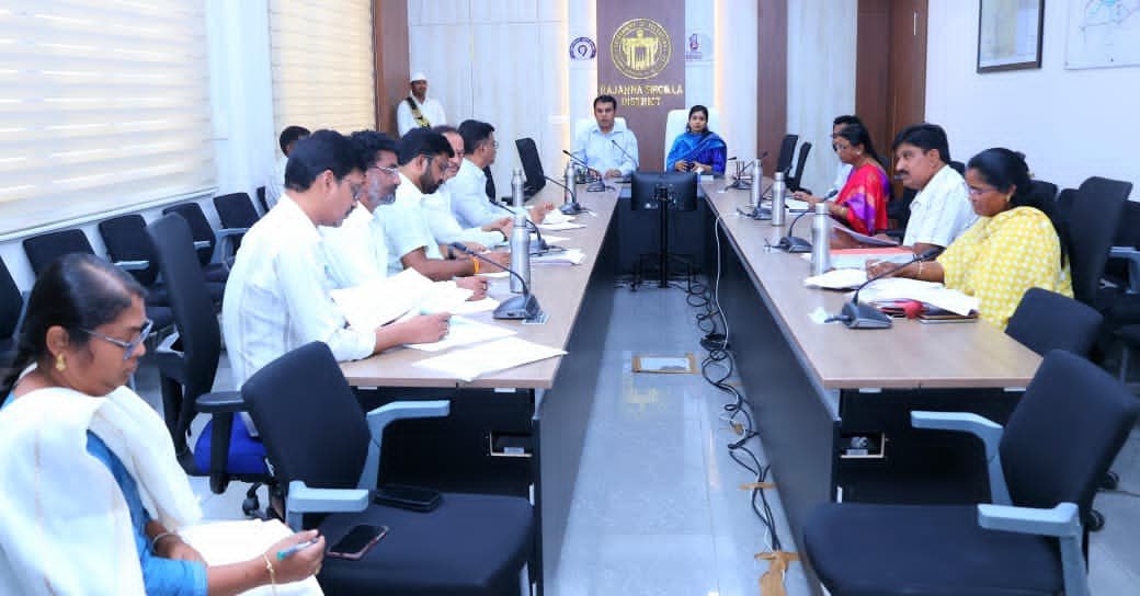 భూ అవకతవకలపై కలెక్టర్ సందీప్ కుమార్ ఝా సమీక్ష 