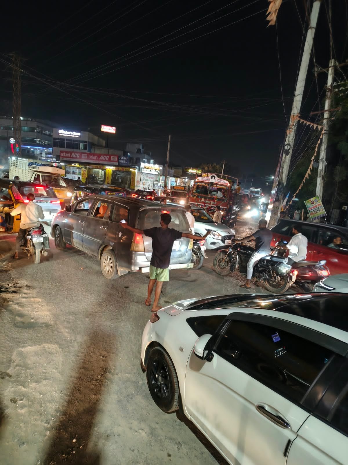 కుంట్లూర్‌ చౌరస్తాలో ట్రాఫిక్ తిప్పలు..చర్యలు చేపట్టాలని వినతి..!
