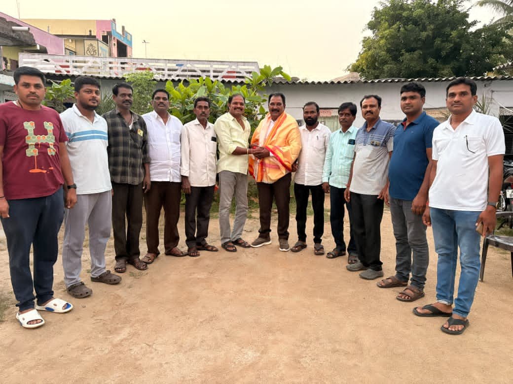 చేర్యాల నూతన ఎక్సైజ్ ఎస్సై ని సన్మానించిన గౌడ సంఘం నేతలు 
