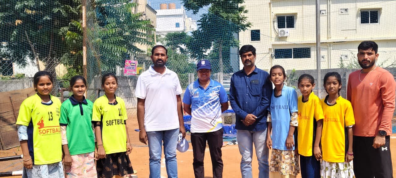 రాష్ట్రస్థాయి సాఫ్ట్ బాల్ పోటీలకు దూల్మిట్ట విద్యార్థినులు 