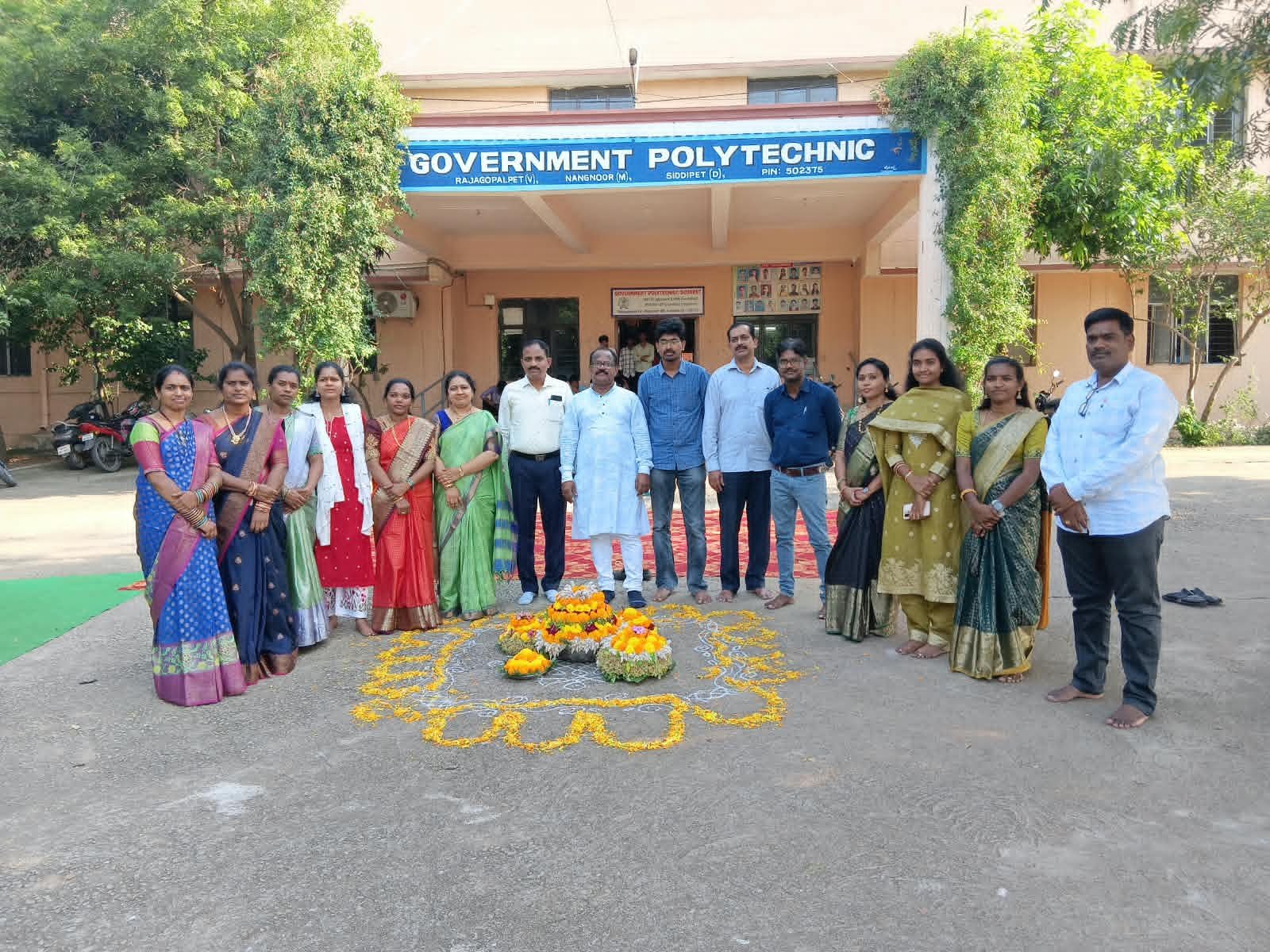 బతుకమ్మ తెలంగాణ సంస్కృతికి ప్రతీక: ప్రిన్సిపాల్ అభినవ్