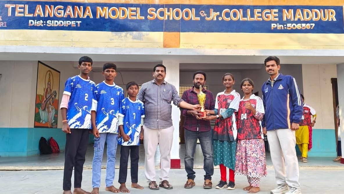 రాష్ట్రస్థాయి హ్యాండ్ బాల్ పోటీలకు ఎంపికైన మద్దూర్ మోడల్ స్కూల్ విద్యార్థులు 