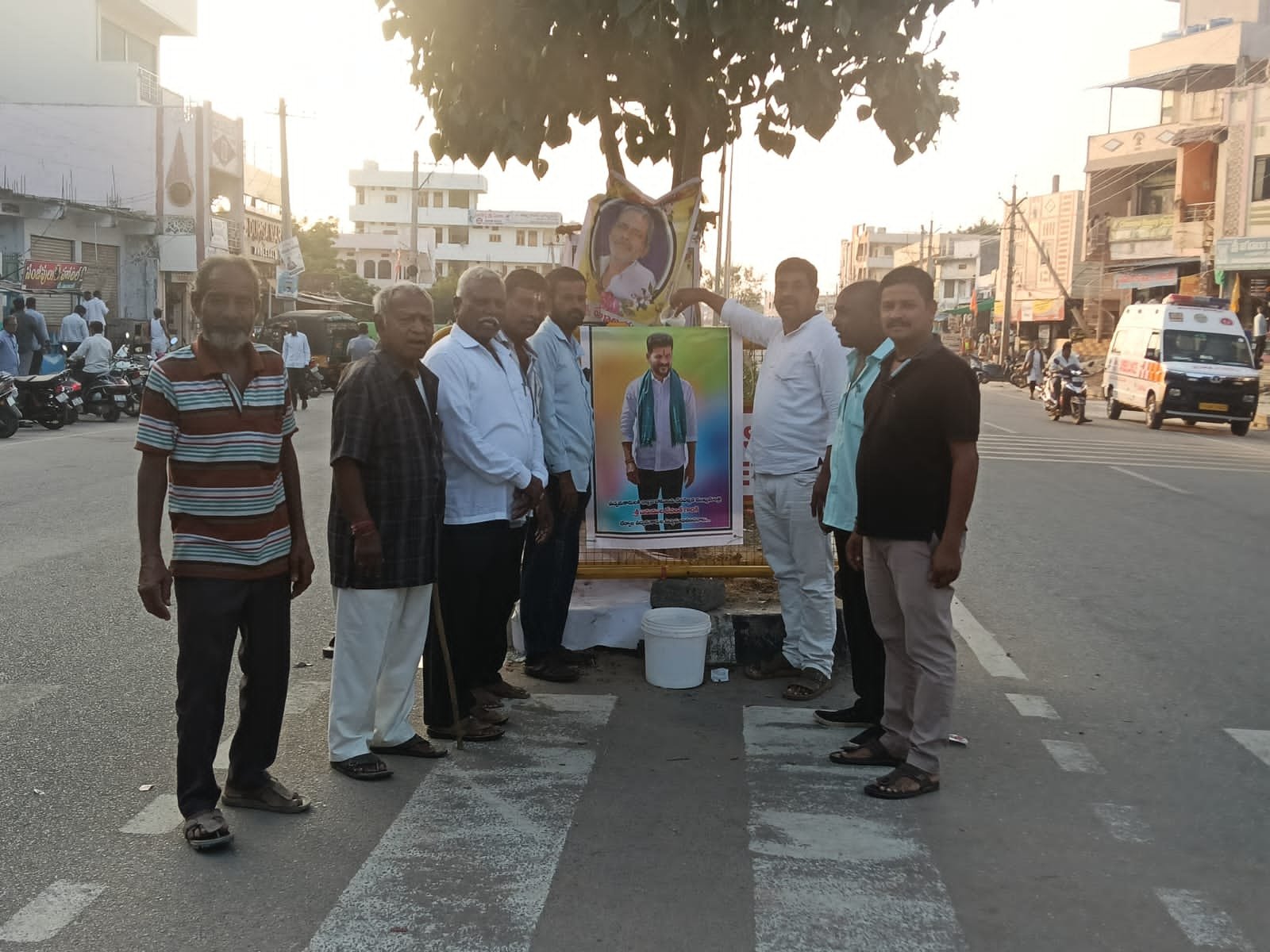 సీఎం రేవంత్ రెడ్డి చిత్ర పటానికి పాలాభిషేకం చేసిన ఉద్యమకారులు 