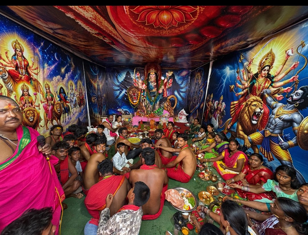 సరస్వతి దేవి అలంకరణలో దుర్గా మాత..భక్తిశ్రద్ధలతో కుంకుమార్చన 
