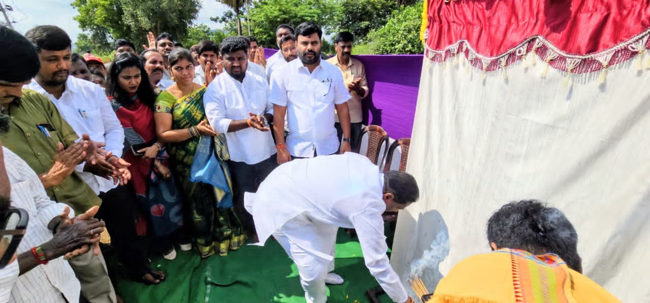 నెక్కొండ మండలంలో పలు అభివృద్ధి పనులకు ఎమ్మెల్యే దొంతి మాధవరెడ్డి శంకుస్థాపన - Additional Image