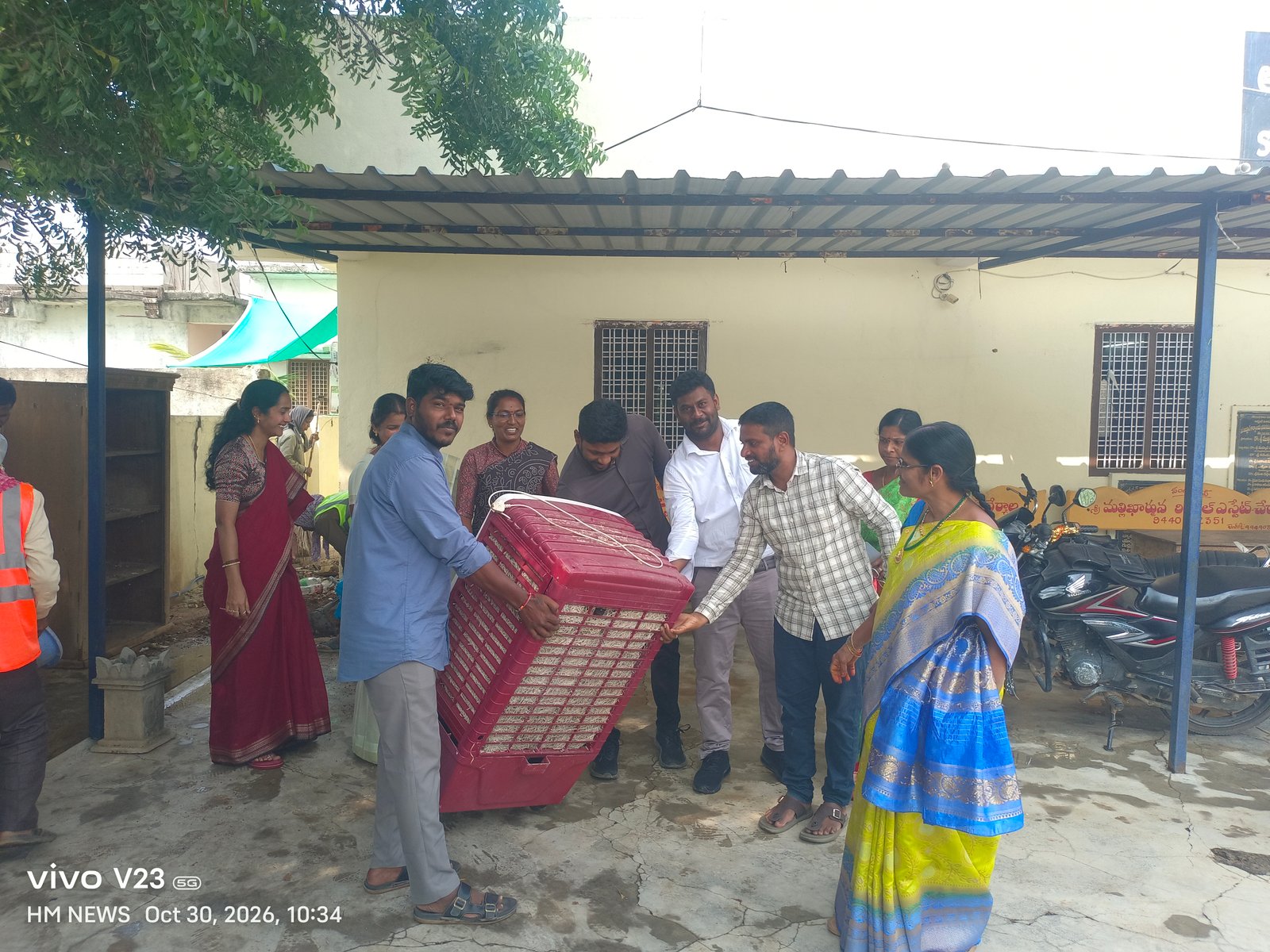 చేర్యాల సబ్ రిజిస్ట్రార్ కార్యాలయంలో ముమ్మరంగా పారిశుద్ధ్య పనులు - Additional Image