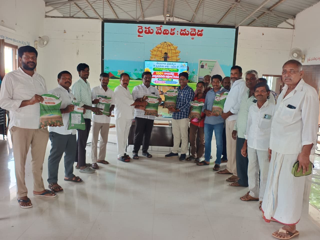 రైతులకు 100 శాతం రాయితీపై పొద్దు తిరుగుడు విత్తనాల పంపిణీ 