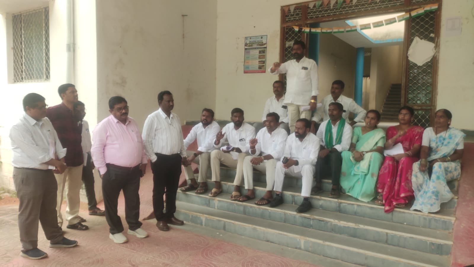 మద్దూరును కరువు మండలం గా ప్రకటించాలని మండల సభను బహిష్కరించిన సర్పంచులు 